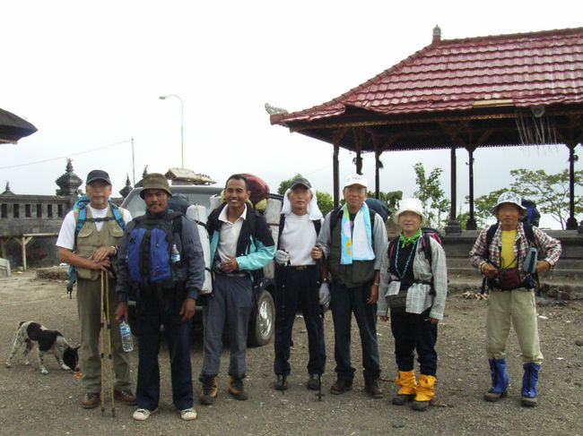 ゆっくりと食べ、装備をパッキングしていると4時になってしまった。今日は3時間ほど歩いたところでテント泊だが、明るい内に着けるかどうか。<br />左から2番目がポーター、3番目がガイドのMudi。