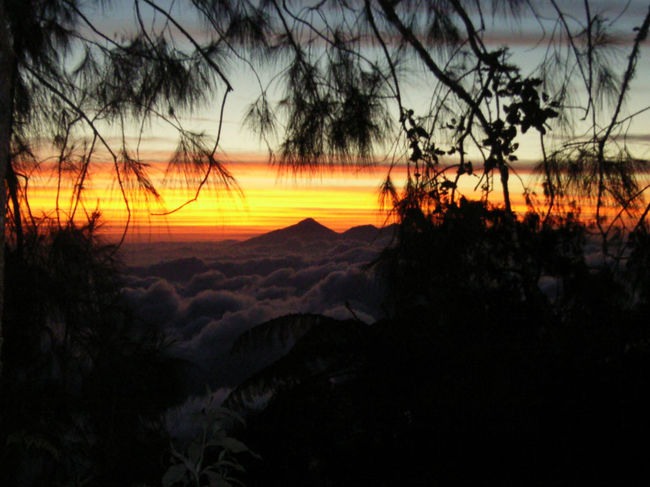 途中で素晴らしい夕焼けが見れた。皆思わず立ち止まってしまった。