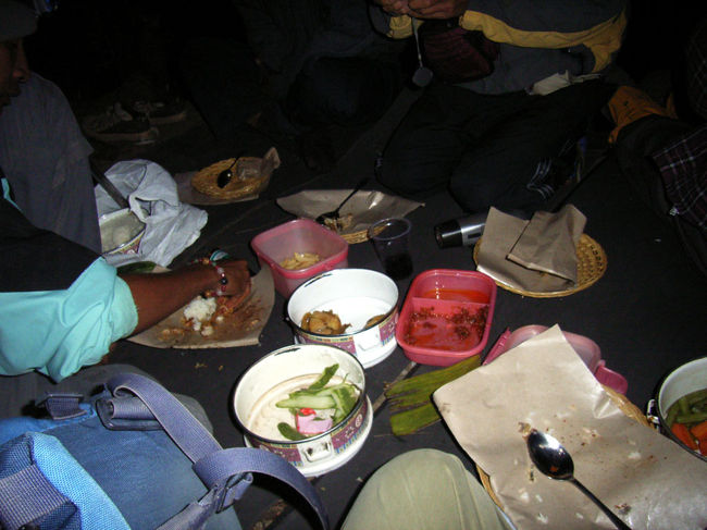 結局、テント場に着いたのは8時過ぎ。テントを張る前にまず腹ごしらえ。重いホーロー鍋を４つ（うち２つにはご飯がぎっしり）も持ってきたのには驚いた。火の気が一切ないので寒い。