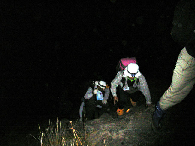 翌朝は3時起床。途中から岩場になるが、ひたすら道はまっすぐ、だんだんと急になってくる。