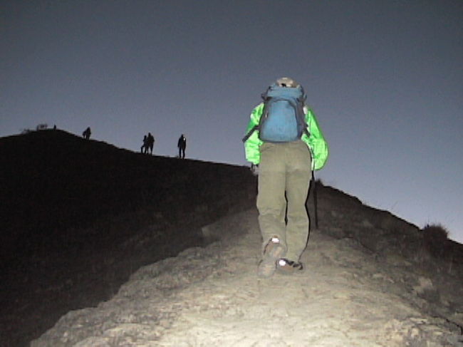 夜が白み始めた。頂上はもうすぐ。夜中に出発した若者のパーティと抜きつ抜かれつ。