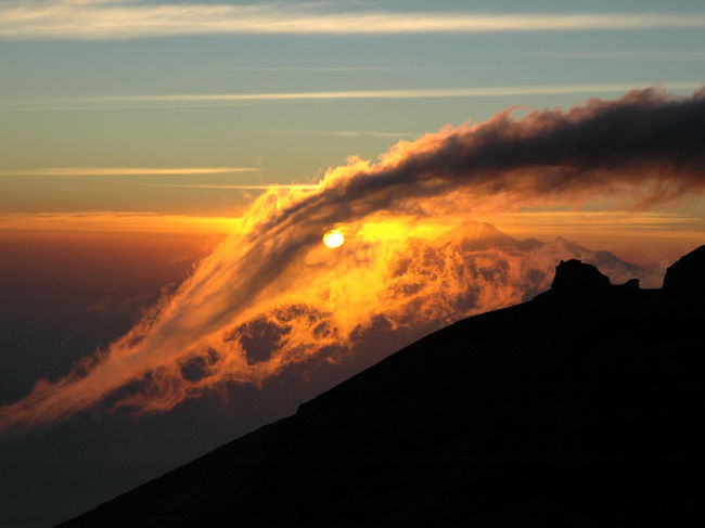 6時過ぎ、最高峰の後ろから日が昇り始めた。