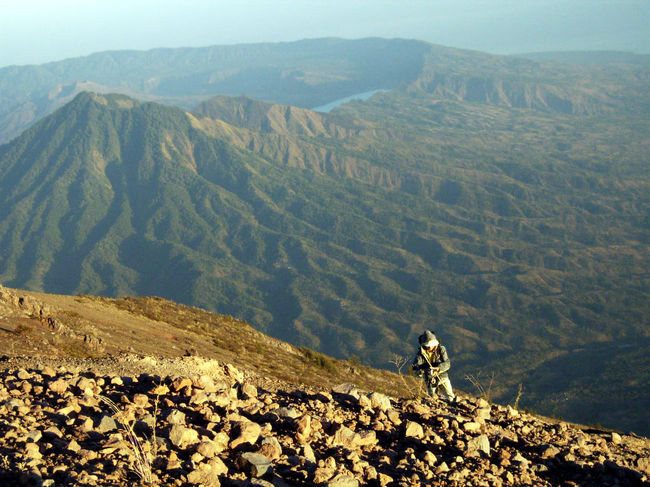 隣のアバン山とカルデラ。バトゥール山はアバン山の影になっている。