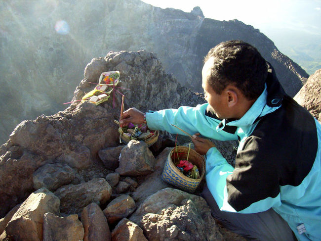 さっそく山の神々にお祈りを捧げる。