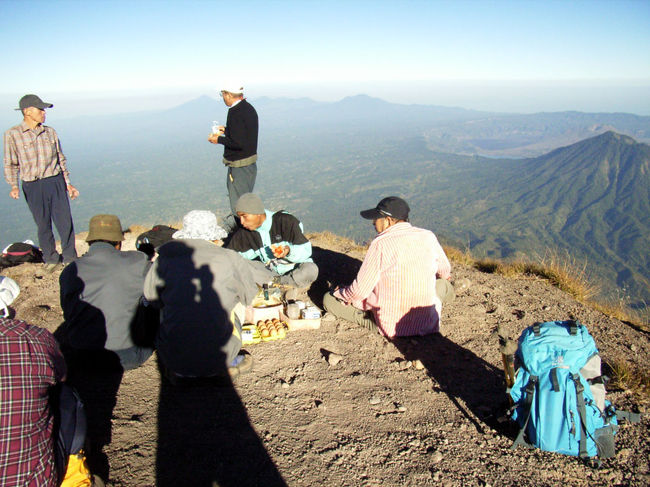 少し戻ったピークで朝食（パン、ゆで卵、コーヒー、ジュース）、景色を堪能してから下山開始。