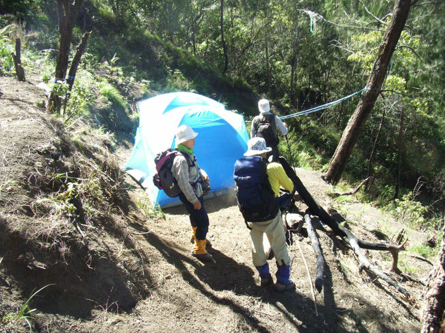 テント場に戻り、テントを撤収。こんな狭い場所以外に平らな場所はない。