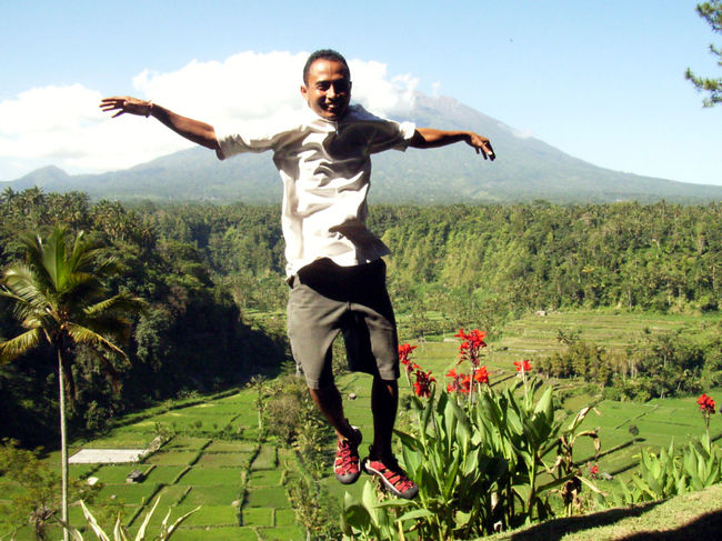 下山後アグン山が正面に見えるレストランで昼食。<br />アグン山には東のパサール・アグンから登る人が多い。そのルートは楽であるが最高峰までは行けない。プサキ寺院から登る場合は、夜中に出発し一気に往復するのが一般的のようだが、標高差が2200メートルあり、かなりきつい。今回は途中で1泊したので、割と楽に登れた。ガイド料は、3食、ホテルへの送迎、装備一式込みで一人あたり80,000ルピアであった。