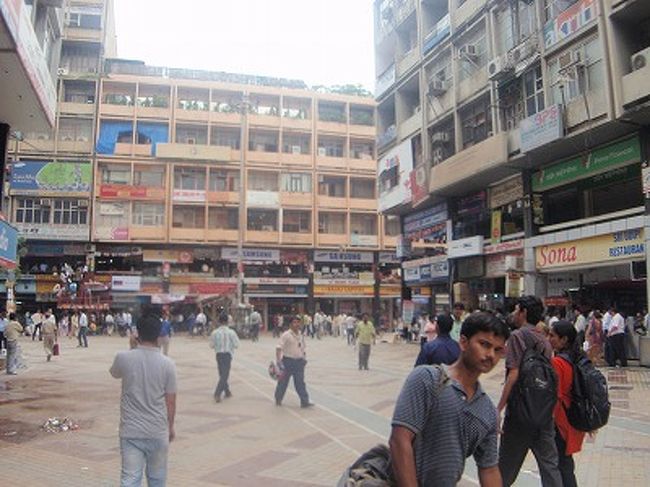 ネループレイス<br />（ニューディーよりオートリキシャで60RS）<br /><br />インドの秋葉原です(笑)<br />PCパーツの店がビルの中に密集しているが、プライスは、景気の悪い日本の方が全然安い(笑)<br /><br />外にはTシャツ等の露天があるが、デザインはいまいち<br />インドの若者の熱気を感じるにはいいかもしれない。