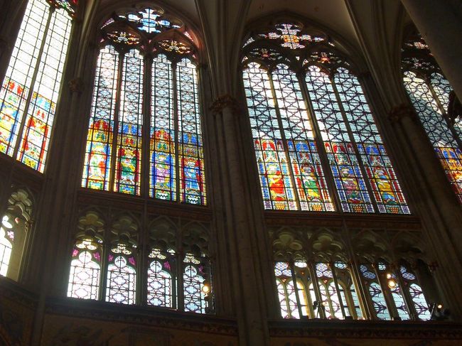 ステンドグラスが厳かな雰囲気を醸す。