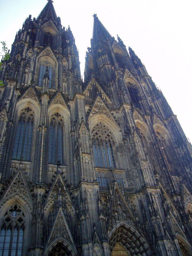 残念ながら中を上れなかったのでもう一度外を一周。