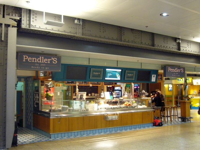 お昼ご飯。ケルン駅のフードコートへ。