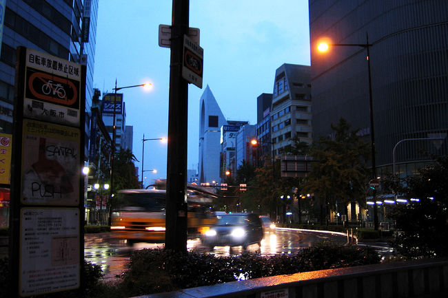 出発の朝、大阪は雨が降っていました。<br /><br />この日は、関西国際空港（関空）ではなくて<br />大阪国際空港（伊丹）からなので、<br />自宅最寄のバス停から空港バスを利用しました。<br />伊丹空港は久しぶりだぁ〜<br /><br />昨今、伊丹廃止論が出ていますが、私の自宅からは<br />関空も伊丹も時間的には変わりませ〜ん。<br />が、JRや私鉄などが使えず、空港バス+高速道路に頼る<br />伊丹は、時間が読めず、、はっきり言って不便です。<br /><br />この日も、こんなに早い時間と言うにも関わらず、<br />高速では乗用車の事故が発生しており、メチャみ。。。<br />そして、ギリギリに到着した伊丹空港では、<br />走る〜走る〜<br /><br /><br />