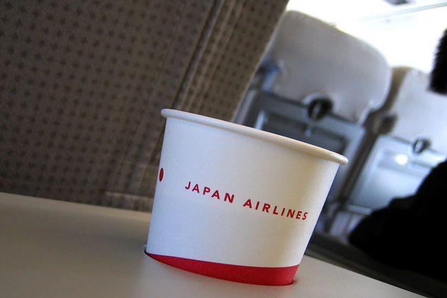 土曜日の仙台行きは、ほぼ満席状態でした。<br />機内サービスは飲み物だけです。<br />殆どの乗客は爆睡中なので、これで十分ですね。