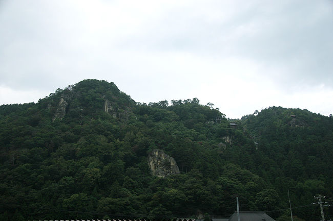 わぁ〜あそこまで登るのか・・・<br />山頂付近に建物が見えますね??!<br /><br />ここ山寺駅にはコインロッカーが整備されています。<br />ここでは、迷う事無くコインロッカーに荷物を<br />入れました。^^<br />