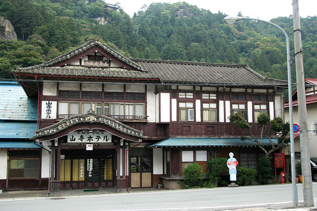 山寺ホテルと言うホテルですが、何とも言えず<br />風情有りますね。