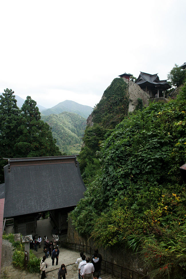 仁王門（立石寺）。<br />左右に安置された仁王尊像が睨みを利かせています。<br />『邪心をもつ人は登ってはいけない』と言う意味らしいです。