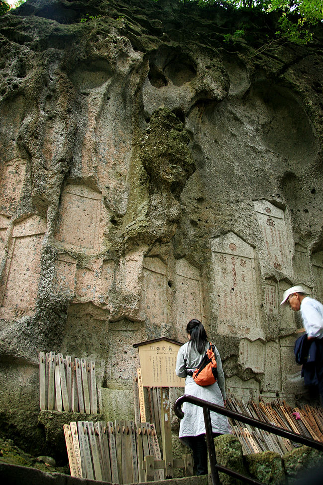 大きな岩肌に刻まれた岩塔婆。<br />戒名などが彫られています。<br />こんなに足場の悪い場所での作業だっただろうと・・・<br />その苦労を想像してみました。