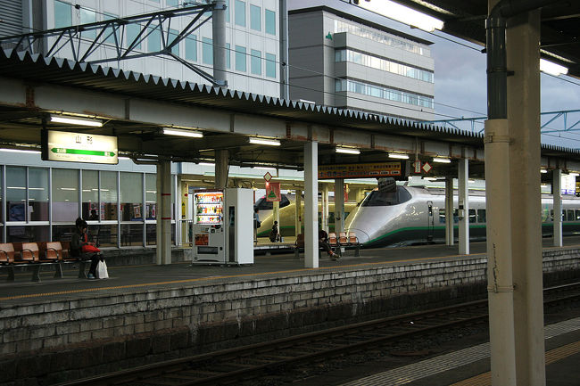 山形駅では新幹線を見る事が出来ました。<br />そうだったね??!<br />在来線の線路を走るんだったね!<br />これって結構不思議な光景でした〜ぁ。。。
