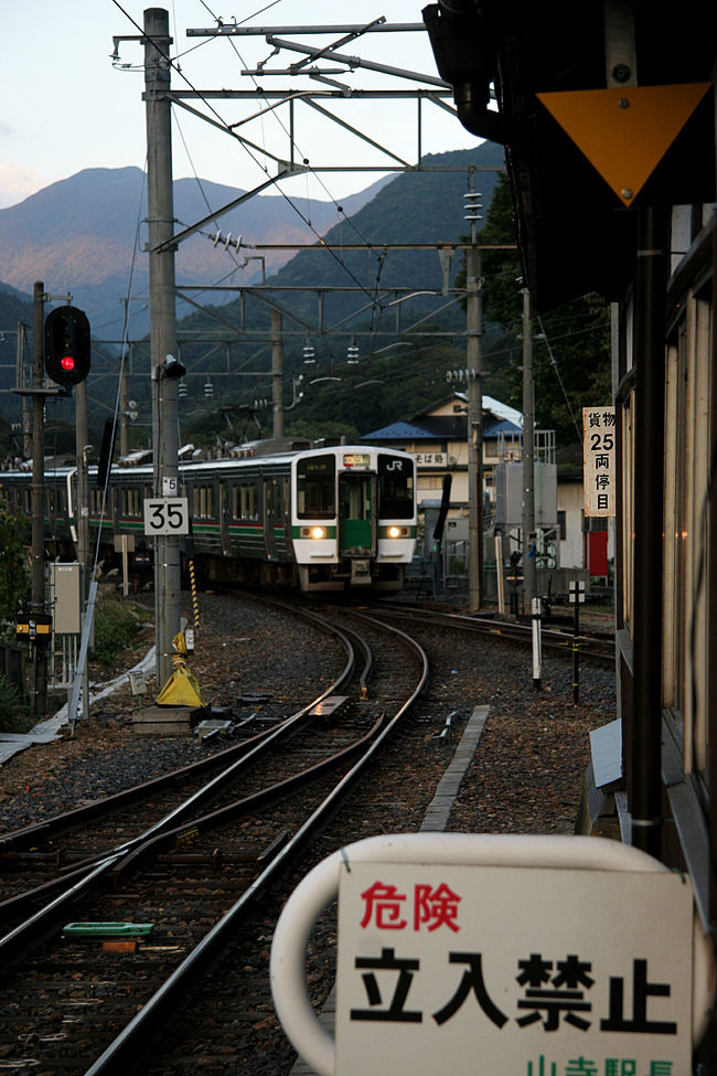 夕方近くの仙山線に乗って、山形駅に向かいます。<br />約20分ほどで到着予定。。。