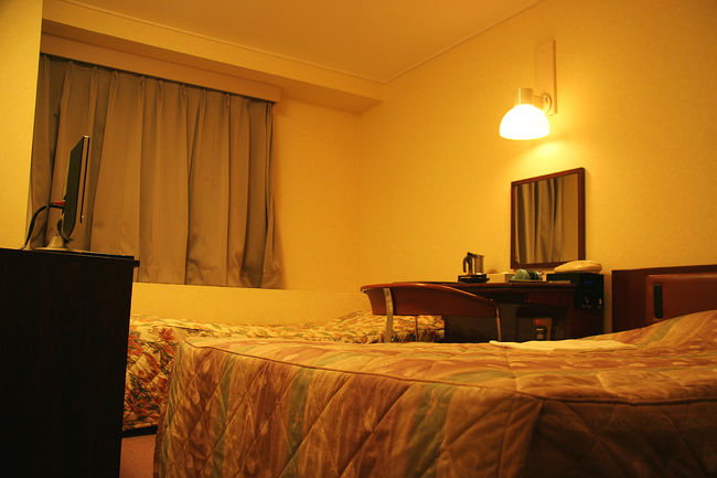 この日の宿泊先ですが、↓ここでした。<br /><br />http://www.sunroute-yamagata.com/<br /><br />折角なので温泉旅館などを探しましたが、連休の一人客を受け付けてくれて、尚且つ駅に近いなどと言う旅館を探せなくて・・・<br /><br />出発数日前に予約しましたが、ビジネスのシングルは<br />ガラガラ状態だったのか、直ぐに取れました!<br />シングルで取りましたが、何故かベットは二つ・・・<br />まっ、、安くて良いんだけどね〜ぇ。。。<br /><br />この日は、疲れていたのかお風呂に入ってビールを<br />飲んだらそのまま眠ってしまいました^^;<br />