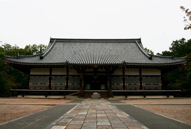 仁和寺・金堂<br />この中で読経をいただける時が私の都旅の至福の時となります。