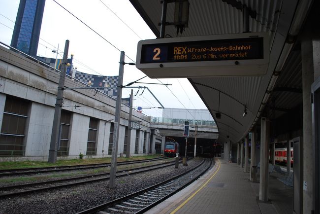 ----------------------------<br />EC42<br />7:10Budapest Keleti - 10:08 Wien Westbahnhof<br />----------------------------<br /><br />ヨーロッパの鉄道旅をするときは、トーマスクックの時刻表をいつも熟読します。<br />今回もチェスキークルムロフまでの行き方を調べたものの、少し不安です。<br /><br />Budapest Keleti P.U.(ブダペスト東駅）に朝6:40到着。ホテルの朝食を諦め、早朝にチェックアウトしました。<br />6:50に有人の国際線切符売り場で、Wien West bahnhof（西駅）行きの切符をクレジットカードで購入。<br />2等席で2人で11,470Ft(\7,524）です。安いですよね、3時間以上国際線乗って、1人3,700円ですもん。<br /><br />WIEN到着。<br />