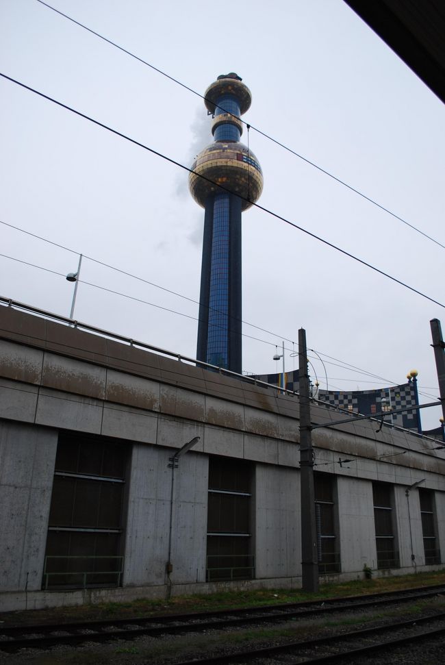 ----------------------------<br />地下鉄U6<br />Wien Westbahnhof - Spittelau<br />Sバーン<br />Spittelau - Franz-Josefs-bahnhof<br />----------------------------<br />WIENも6年ぶり！でも覚えているもんです。自動券売機で1回券(1.7EUR)買って、駅前から出ている地下鉄U6で北上。Spittelauで乗り換え、フランツヨーゼフ駅に到着。<br />20分ほどといったところでしょうか、30分あれば大丈夫だと思います。<br /><br />写真はSpittelauのホームから見えた、ごみ処理場。<br />建築家フンデルトヴァッサーによるもの。ウィーンのガウディと呼ばれたらしい。確かに独創的。