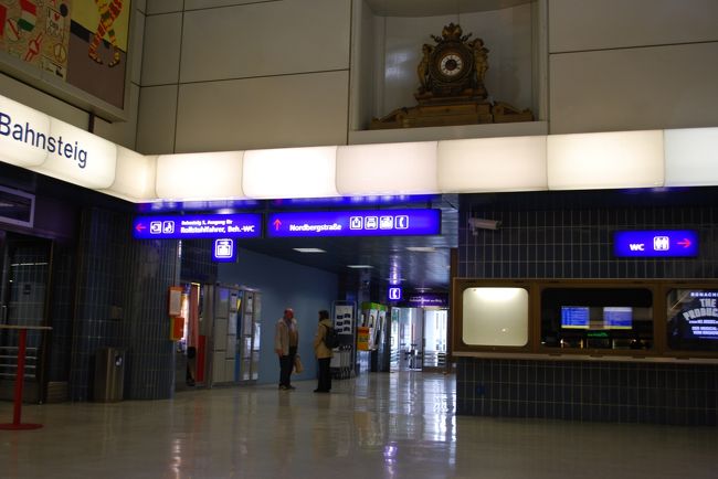 フランツヨーゼフ駅構内です。<br />予想してたより、小さい駅です。ホームは4本くらいしか無かった気がします。<br />チェスケブディヨヴィツェ駅までの片道切符を購入し、駅と通りに面したマクドナルドで時間つぶし。雨が降っていたので、外に出れなかったのが残念。