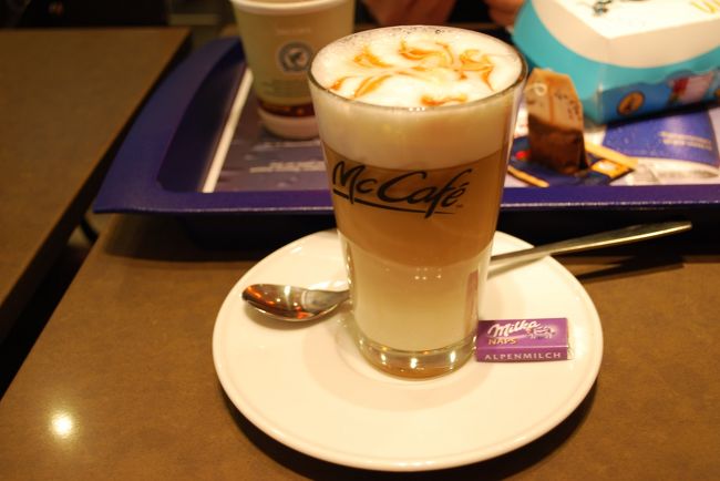 マックカフェでカフェラテ頼んだら、お洒落な透明なグラスでサーブされました。<br />そして、大好物、ミルカ！！！！<br /><br />このたび、3度目のマクドナルドです。