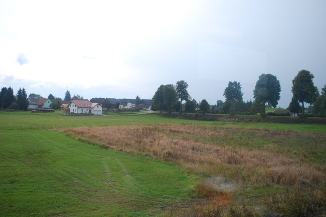 2時間ほど走ってます。<br />ご覧の通り、車窓の外はすっかり田園風景。<br />落ち着くと共に、少し物悲しい気分がします。<br /><br />BUDAPESTからWIEN、そしてチェコへ。