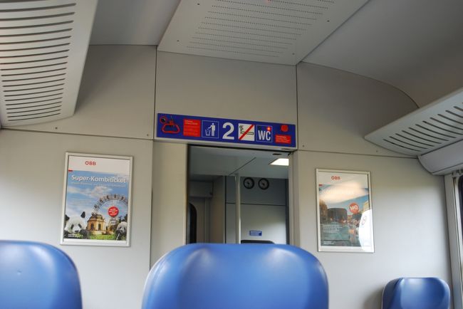 そう、ここはまだオーストリア国内。<br />列車もきれいです。そして、田舎のほうへ平日の列車なので、人はまばらです。<br />