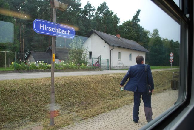 車掌さんが同じ車両に乗っていました。<br />○×ゲームの札のようなものを持っていて、駅を出発するたびに、このように列車から降りて乗降中の人がいないがみて、運転手に伝えていました。