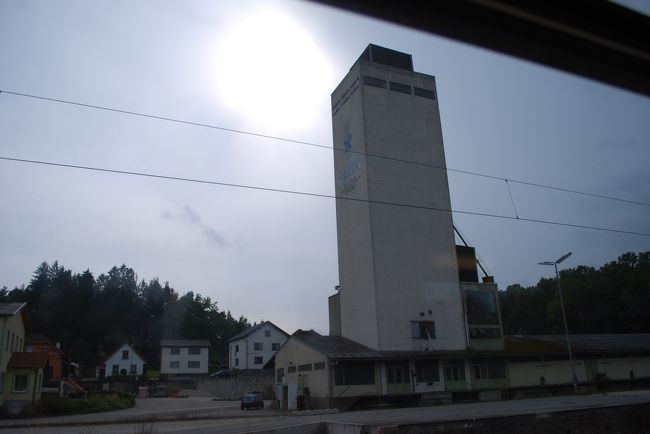 国境、Gmundです。<br />田舎の駅近くに変な建物が。<br />立体駐車場であるはずがないし、なんだったのでしょう。