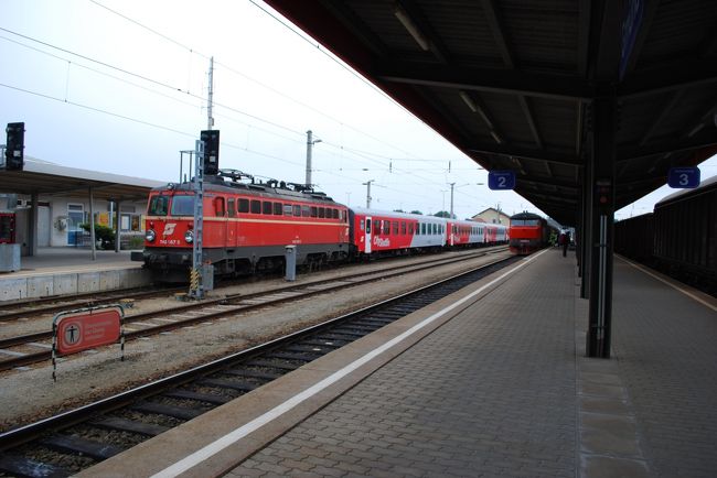 国境駅ということで、ここからチェコ国鉄の列車に乗り換えです。<br />多分乗り換えはあるだろうと、心構えはあったので、焦らずすみました。言葉が通じないとこういうとき、ちょっと不安になります。<br />なんか皆走って移動してたので、僕らもホームを走って移動。<br />ホームの下の地下道をくぐって、隣のホームへ。