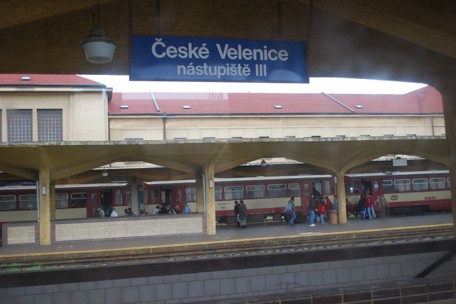 乗り込んだ列車は、さすがチェコ！<br />戦時中の列車かと思うほどレトロな列車でした。<br />窓は煙で汚れているし、シートは乗る古された原付のシートの敗れる直前のようなシートでした。<br />なんか、ヤな予感。