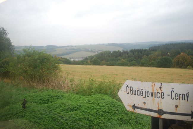 しかし、車掌さんがコンパートメントに現れて、チェコ語とドイツ語で何か話しかけてきました。<br />「ドイツ語は任せて！」といっていた彼女も車掌のドイツ語は理解不可能らしく、身振り手振りでわかったことは「何らかの理由でチェスケブディヨヴィツェまでいけないから、あと何駅かしたらバスに乗り換えてもらう、その駅に着くと教えてあげるから」<br /><br />おほほほ、やっぱり何かが起こりますね。隣のコンパートメントにいたオーストラリアから来たバックパックのレディー2人も「彼（車掌）は英語が話せないから、何を言ってるかわからないの、でも、まぁ駅に着いたら呼んでくれるでしょう」って。