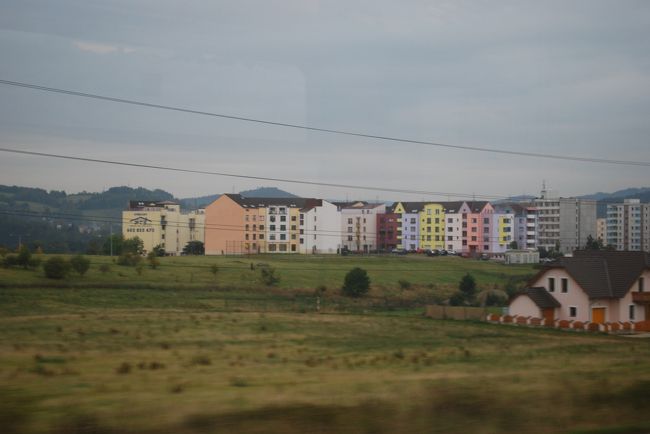 なんとか車掌さんに教えてもらい、バスに乗り換えました。<br />バスでデコボコの道を、恐らく1時間は走ったでしょうか。チェスケブディヨヴィツェ駅まで到着しました。<br />現在16:30。かなり時間ロスしてしまいました。<br />BUDAPESTのホテル出たのが6:30前。もう10時間移動してますね。<br /><br />駅まで行き、ATMでチェコ通貨2000CZKをキャッシング。<br />チェスキークルムロフ行きのバス亭は、駅から徒歩300ｍのところ。<br />なんとかバスに乗り込みました。<br /><br />しかし、なんと、途中駅でバスから全員降ろされ、電車に乗り換えるではありませんか、よく理由もわからず、さっきのオーストラリアからの女子たちと共に列車に乗りました。<br />そして、バス代と電車代を電車内で支払い。よくわからん・・・笑