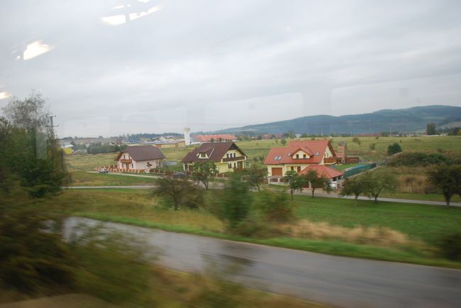 でも救われたのが、車窓から見えるおうちがとってもかわいかったこと！<br />こんなところに住んでいたら、心穏やかに過ごせそうですね。