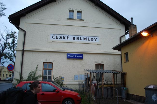 チェスキークルムロフに到着！！<br />デジカメの時刻の記録をみると、この写真が撮られたのは、18:13！！<br />おおぅ、予定より2時間ほど遅い！笑<br /><br />でも無事到着しましたーー！！いやぁぁ、ハンガリーから移動はさすがに遠すぎた！！！<br /><br />もう疲れきっていたので、駅からタクシーでペンションまで。