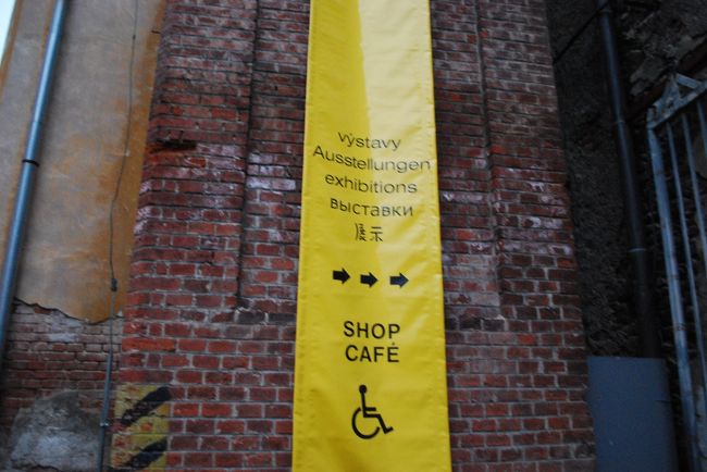 外国で感じを見ると安心しますね。<br />やはり日本人のようです。