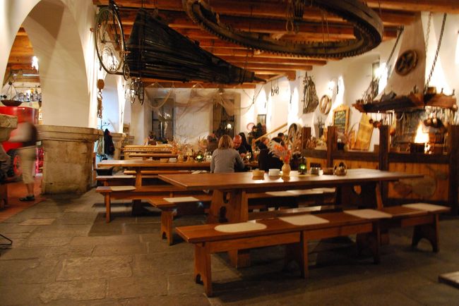 雨が降ってとても寒く、おなかがすいていたので、街のレストランへ。<br />KRUMLOVSKY MLYN。<br />広い店内は、暖炉があり、店員もてきぱきと働いており、イイ感じ。