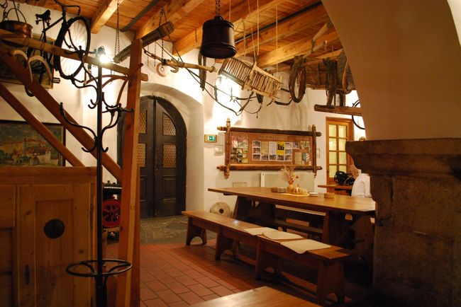 天井からはたくさんのものが吊るされており、楽しい雰囲気の店内。