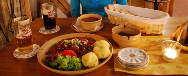 手前がグーラッシュ。<br />ハンガリーのグヤーシュのほうがおいしかったけど、これまたいいですね。付け合せは、ジャガイモをお団子のようにしたものでした。165CZK(\1,065)+付け合せ40CZK(\250)。<br />奥のスープは、なんだったか忘れてしまいました。45CZK。