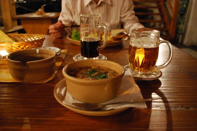 PILSNERおかわり、同じく30CZK。<br />ガーリックスープ40CZK<br /><br />おなかいっぱいで、ビール3倍飲んで、スープ２つ、メイン１つ、パン食べ放題で、380CZK(\2,450)です。安い！！
