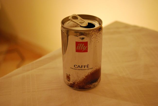お部屋に戻り、チェスケブディヨヴィツェ駅の売店で買った、ILLYの缶コーヒー。お洒落すぎる！<br />でも、甘すぎて、イマイチでした。