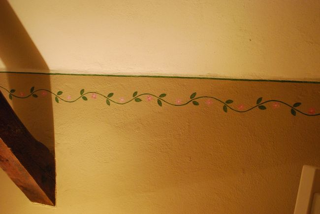 ペンションのお部屋の壁です。お花が描かれています。