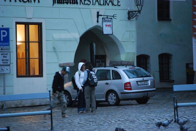 そう、世界遺産の街といっても住んでいる人たちがいるのです。<br />平日なので、みんな学校に行く途中です。