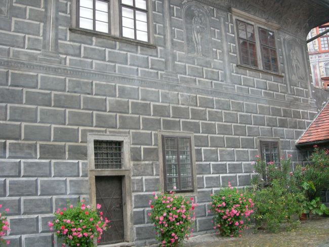 騙し絵です。<br />レンガを積んでいるようにみせていますが、立体的に描いた絵なのです。<br />クルムロフ城です。