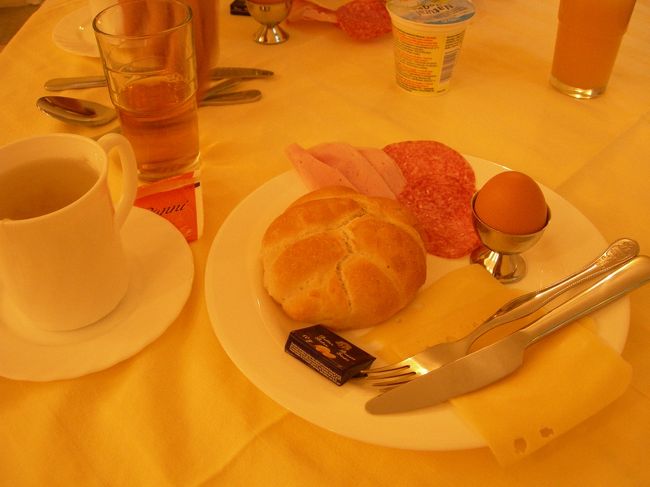 ペンションに戻り朝食です。<br />バイキング方式です。十分です！