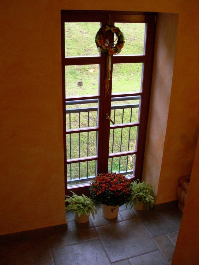 ペンションの階段。<br />お花がたくさんあって、とてもかわいいですね。